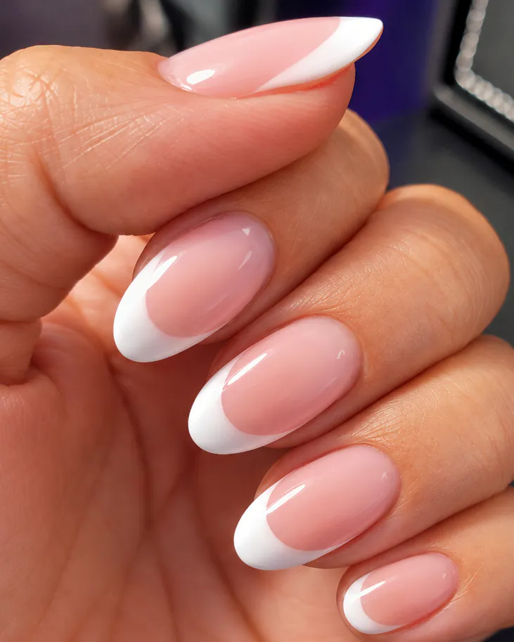 French blanche sur ongles en amande réalisée chez Gabrielle Nails Atelier